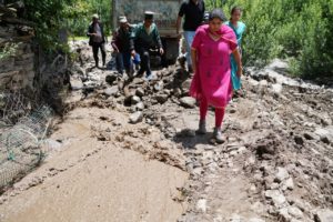 उपायुक्त किन्नौर ने जिला की ग्राम पंचायत कामरू में आई बाढ़ से हुए नुकसान का लिया जायज़ा ऽ नुकसान का निरीक्षण कर संबंधित अधिकारियों को शीघ्र बहाली के दिए निर्देश ऽ जिला के लोगों को अब तक 84 लाख 23 हजार 500 रुपये की राहत राशि की गई आबंटित