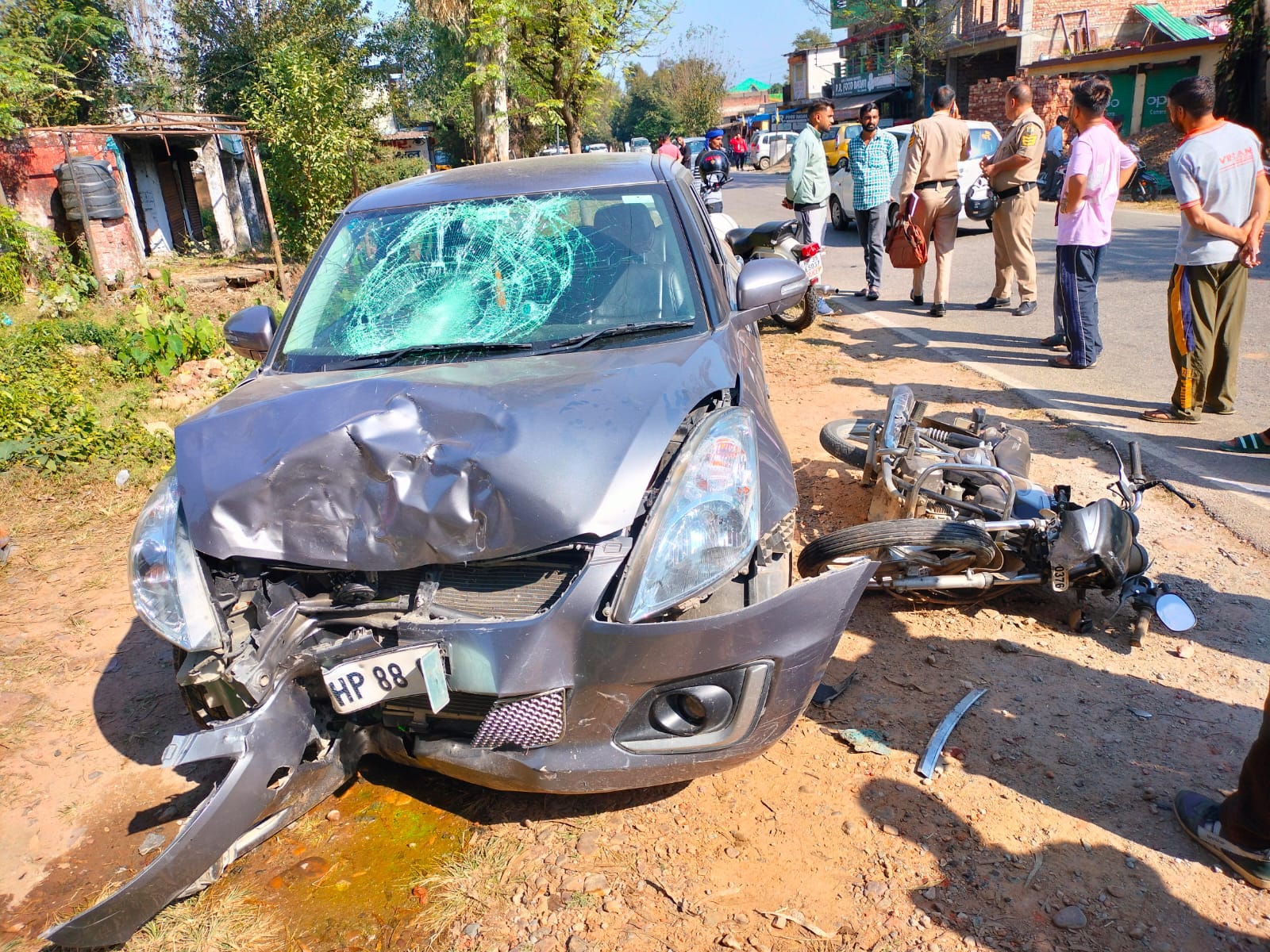 राजा का तालाब-तलवाड़ा मार्ग पर बस ठहराव देहरी के पास शुक्रवार सुबह करीबन 10 बजे मोटरसाइकिल को स्विफ्ट गाड़ी ने टक्कर मार दी जिससे मोटरसाइकिल सवार लड़कियों को गंभीर चोटें आई हैं